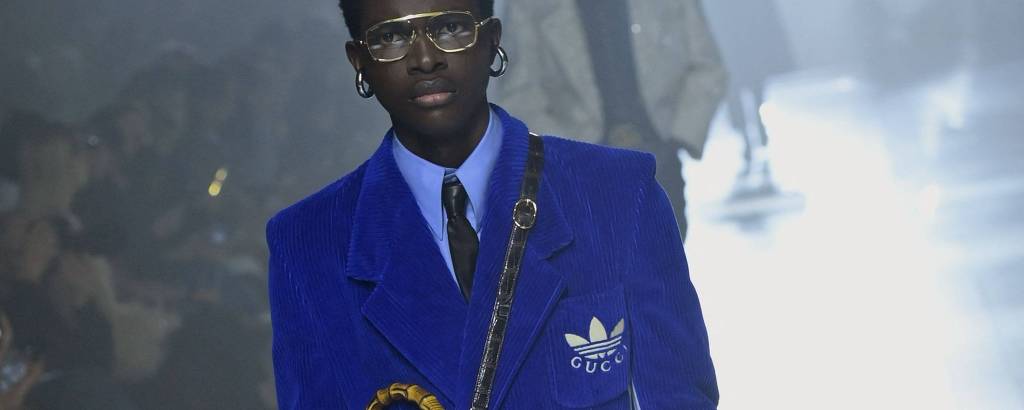 Modelo desfile em terno azul com marca da Adidas em desfile da Gucci na Milão Fashion Week