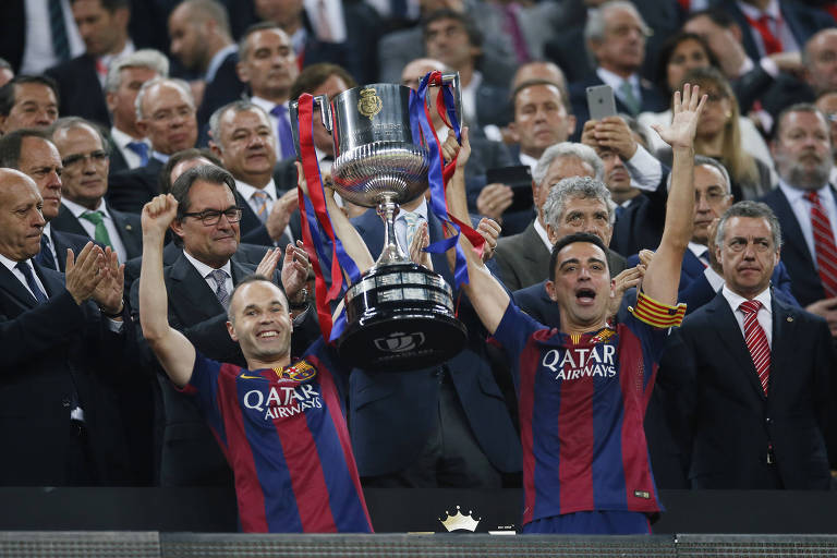 Iniesta e Xavi levantam o troféu da Copa do Rei da temporada 2014/2015