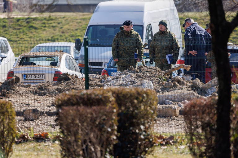 Policiais e militares croatas examinam o local da queda do drone em Zagreb