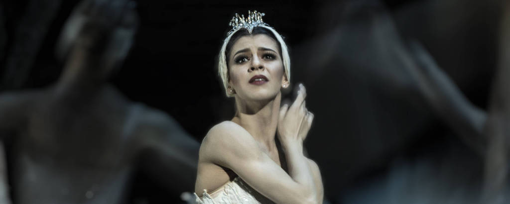     A bailarina brasileira Mayara Magri em 'O Lago dos Cisnes', de Tchaikovski, na Royal Opera House, em Londres