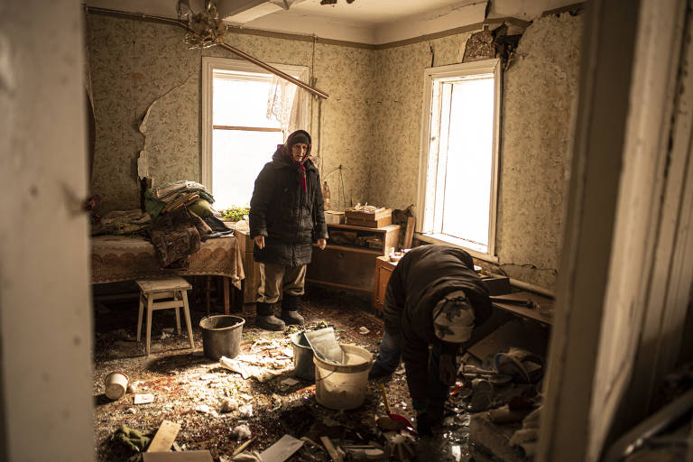 Nina teve sua casa bombardeada pelos russos; local fica próximo de uma base militar do governo ucraniano