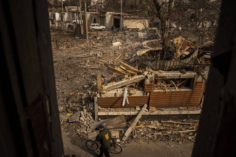 Escombros de uma casa em Barishivka após o bombardeio russo na madrugada desta sexta (11)