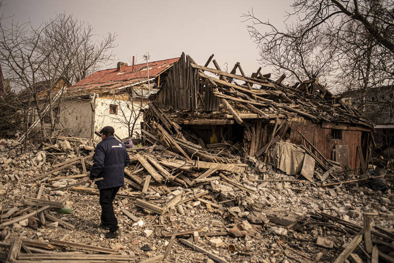 Serguei anda pelo terreno onde era seu lava jato, em Barishivka