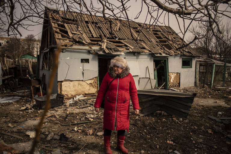 Olivia em meio aos escombros da propriedade do avô, que também sobreviveu aos ataques russos