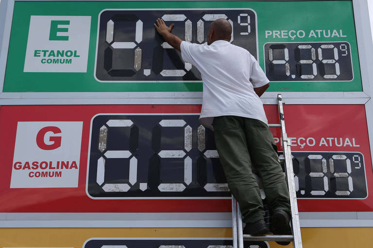 Funcionário atualiza preços de combustíveis em posto na zona leste da capital paulista
