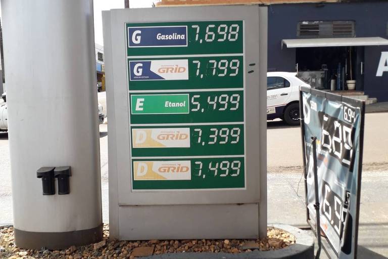tabela de preço de combustível em posto, com gasolina a 7,799 reais