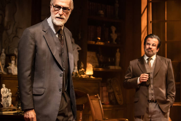 Veja cenas da peça 'A Última Sessão de Freud', com Odilon Wagner e Claudio Fontana