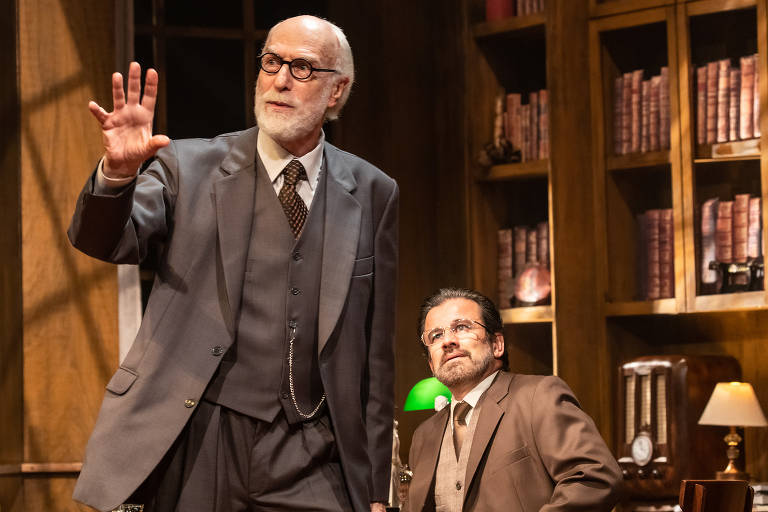 Odilon Wagner e Claudio Fontana em cena do espetáculo 'A Última Sessão de Freud'