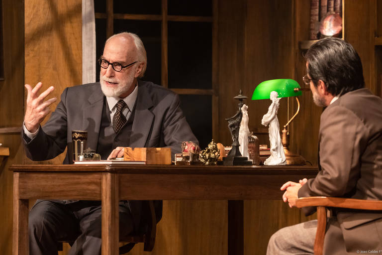 Odilon Wagner e Claudio Fontana em cena do espetáculo 'A Última Sessão de Freud'