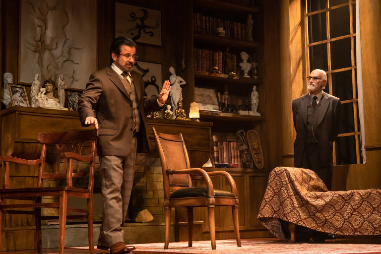 Claudio Fontana e Odilon Wagner em cena do espetáculo 'A Última Sessão de Freud'