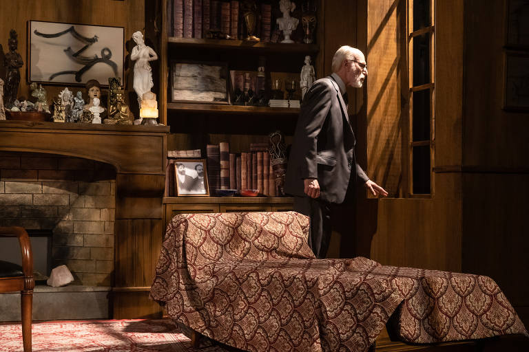 Odilon Wagner em cena do espetáculo 'A Última Sessão de Freud'