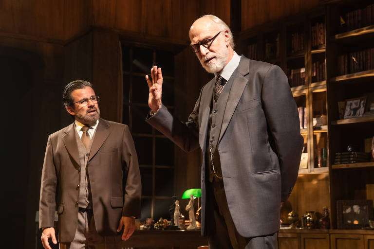 Claudio Fontana e Odilon Wagner em cena do espetáculo 'A Última Sessão de Freud'