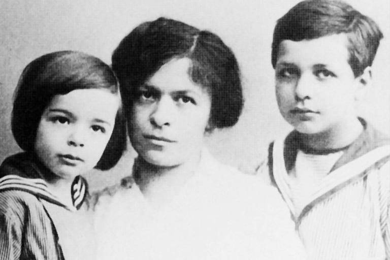 A física Mileva Maric, entre os filhos Lieserl (esq.) e Hans, foi a primeira mulher do físico alemão Albert Einstein
