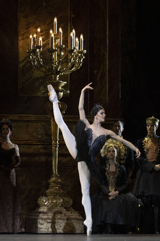 A bailarina Mayara Magri em 'O Lago dos Cisnes', na Royal Opera House, em Londres