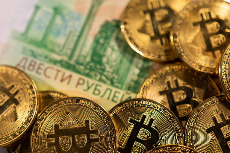 Rublo russo cercado por representações do Bitcoin