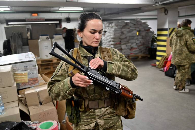 Irina Sergueieva, primeira mulher voluntária a ser admitida nas forças de defesa territorial da Ucrânia