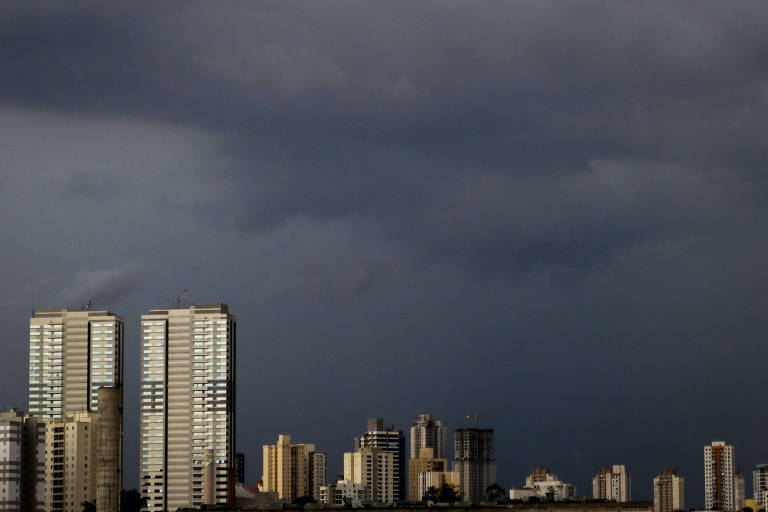 Na foto, tempo fechado na região do Jaguaré, zona oeste de São Paulo.