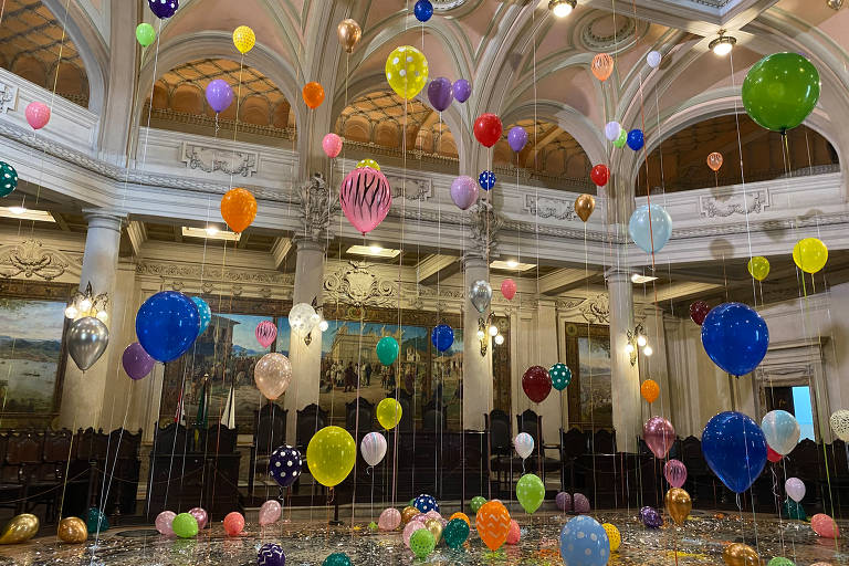 Vários balões coloridos são visto no interior do Museu do Café