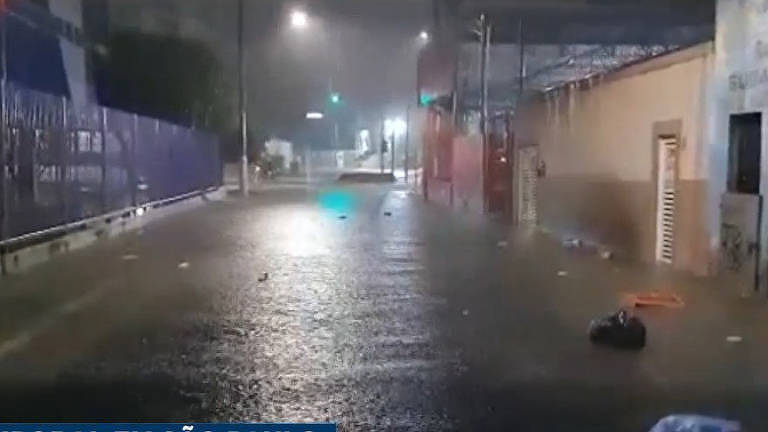 Cidade ficou em estado de atenção devido a chuva desta madrugada de sábado (12). Foto mostra ponto de alagamento na Avenida Professor Luiz Ignácio Anhaia Mello, zona leste alagada