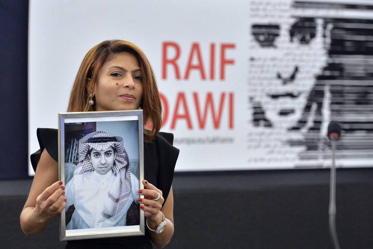 Ensaf Haidar segura retrato do seu marido, Raif Badaw
