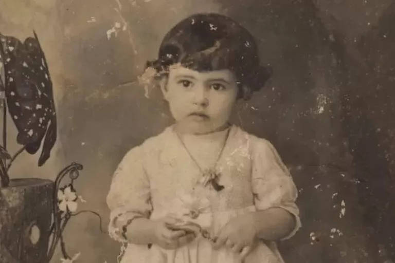 Fotogarfia em preto e branco mostra fotogra irmã Dulce criança