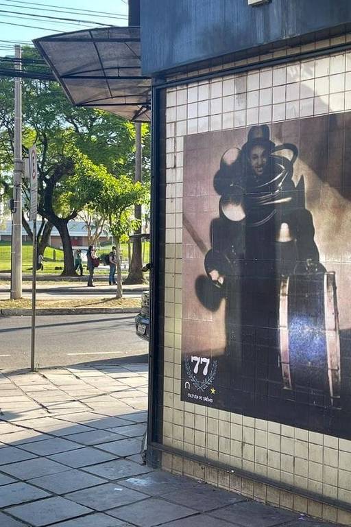 PORTO ALEGRE - Torcida gremista Tribuna 77 espalha cartazes sobre a história do time por Porto Alegre. Na imagem, o compositor Lupicínio Rodrigues, autor do hino do tricolor gaúcho