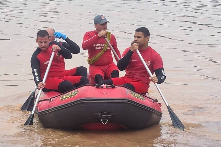 Bombeiros procuram homem que caiu em rio em São Bernardo (SP) após enxurrada