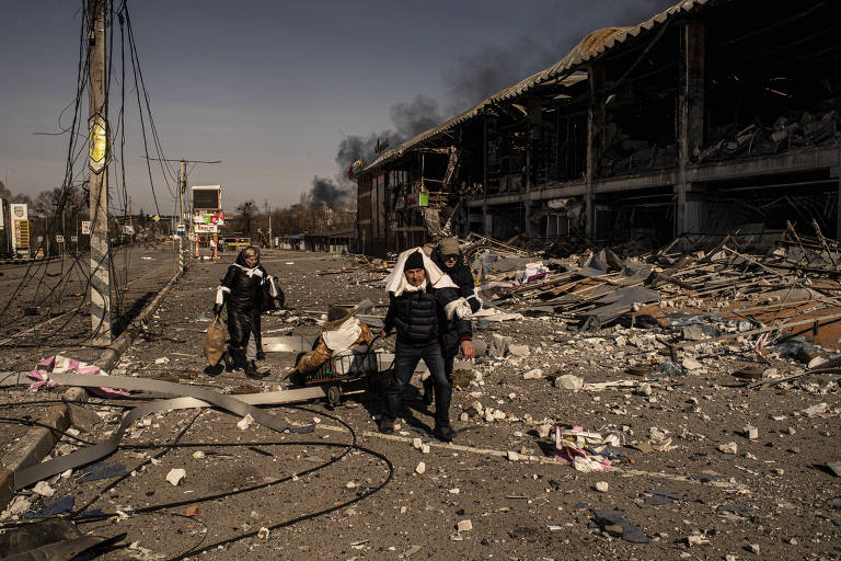 Ucranianos fogem de ataques russos na periferia de Kiev