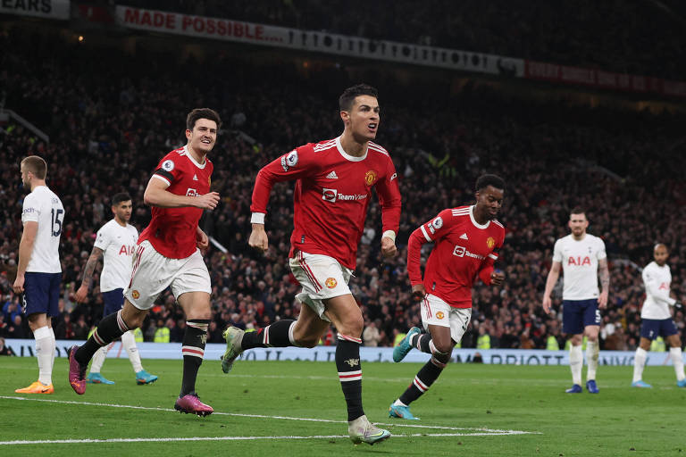Cristiano Ronaldo em partida da Premier League em que marcou três gols; o Manchester United briga por vaga nas quartas de final da Liga dos Campeões da Europa