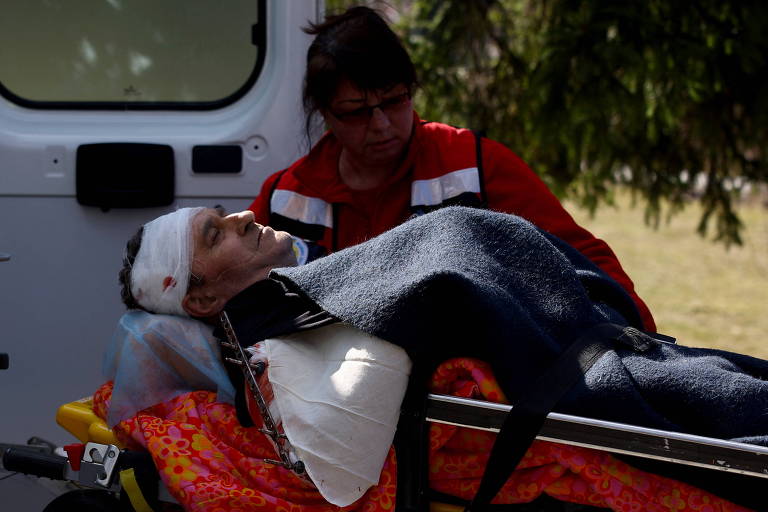 Militar ferido é colocado em ambulância após o ataque em Iavoriv