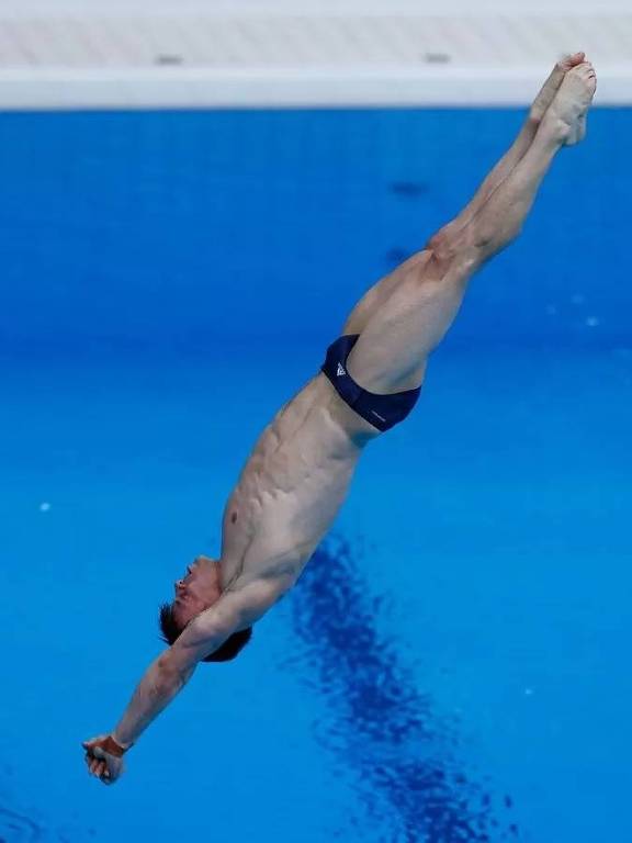 Imagem mostra um homem pulando em uma piscina
