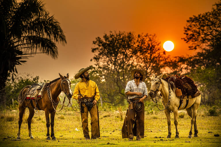 Os atores Irandhir Santos e Renato Góes em cena do remake de ‘Pantanal’