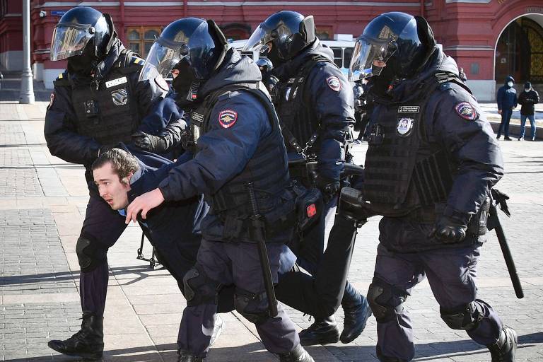 Policiais prendem manifestante contrário à guerra ao lado da praça Vermelha, em Moscou