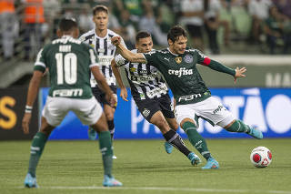 Campeonato Paulista de Futebol 2022: jogo  Palmeiras x Santos no Allianz Parque: Gustavo Gomes disputa lance com Ricardo Goulart