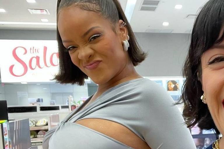 Rihanna posa para fotos em evento e fãs elogiam: 'Grávida mais linda do mundo'