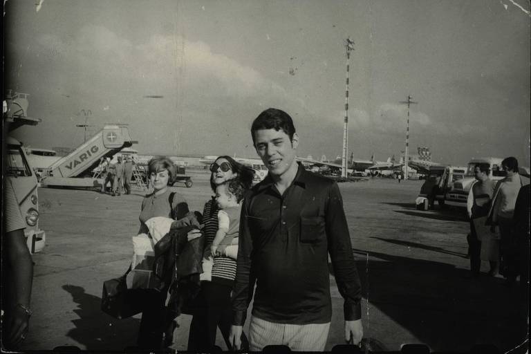 Chico Buarque —aqui em clique com Marieta Severo e a filha Silvia na volta da Itália—é autor 'Apesar de Você', uma das mais emblemáticas do período. Num primeiro momento aprovada pela censura , que considerou que a letra versava sobre os desentendimentos de um casal, foi vetada na rádio quando o regime percebeu que se tratava de uma alegoria sobre o regime militar

Leia mais em: https://guiadoestudante.abril.com.br/estudo/7-musicas-censuradas-durante-a-ditadura-militar/