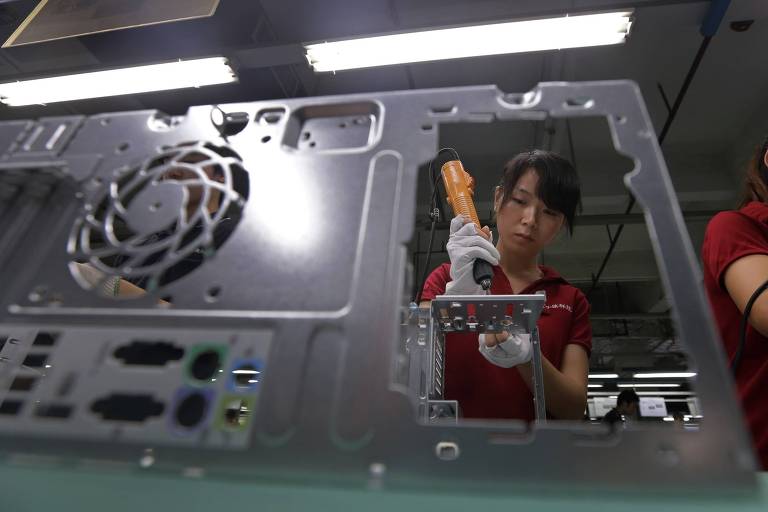 Gigante taiwanês de eletrônica Foxconn suspende atividades em cidade da China confinada
