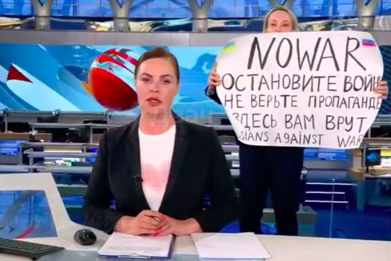 Funcionária de TV faz protesto contra guerra no principal telejornal russo, o Vremia (Tempo), do Canal Um