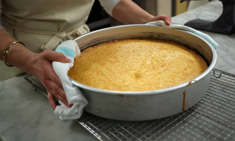 Evite abrir o forno - Cada vez que a porta do forno é aberta, o calor sai e se perde. Marque o tempo de preparo da receita com cronômetros e use a iluminação interna do forno para evitar abrir a porta