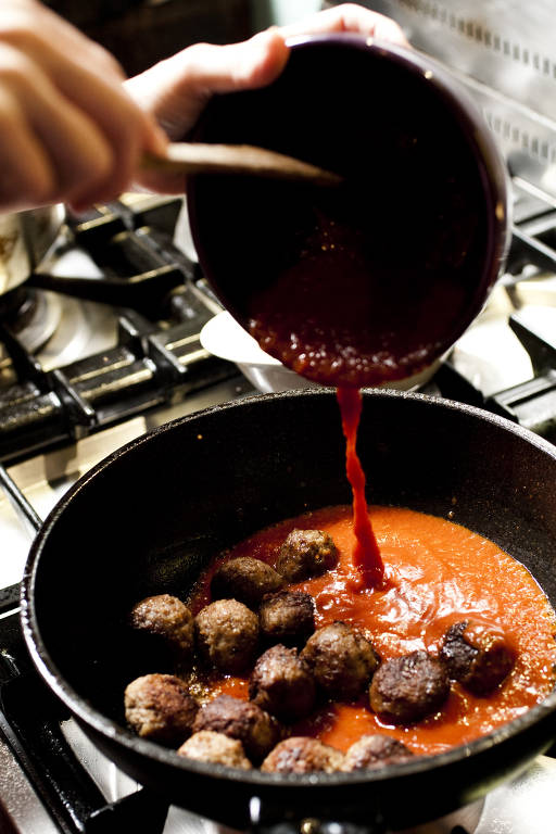 Planeje e otimize o preparo das refeições - Faça porções maiores, especialmente dos acompanhamentos, e o que sobrar você ainda pode congelar