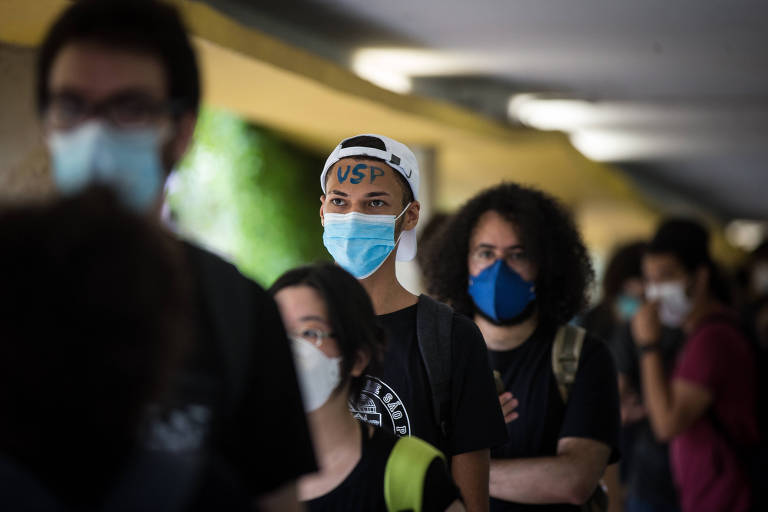 Na fila do bandejão, mesmo em um local aberto, os alunos estavam de máscara, conforme regra da USP