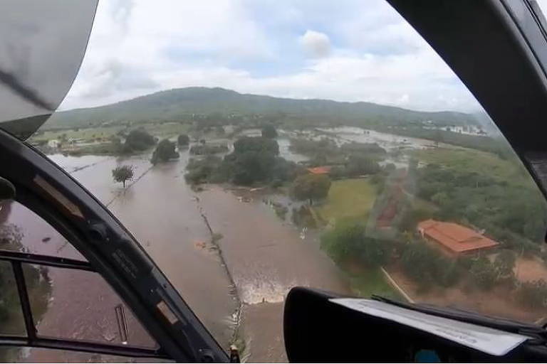 vista aérea de helicóptero com inundação de rio embaixo