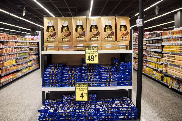 espaço em ponta de gôndola de supermercado apresenta barras e ovos de chocolate