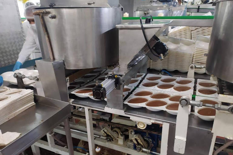 linha de produção de ovos de chocolate em formas de silicone branca