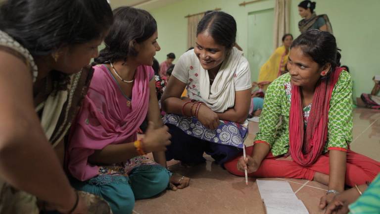 Documentário 'Escrevendo com Fogo', indicado ao Oscar, fala sobre jornal de mulheres dalit