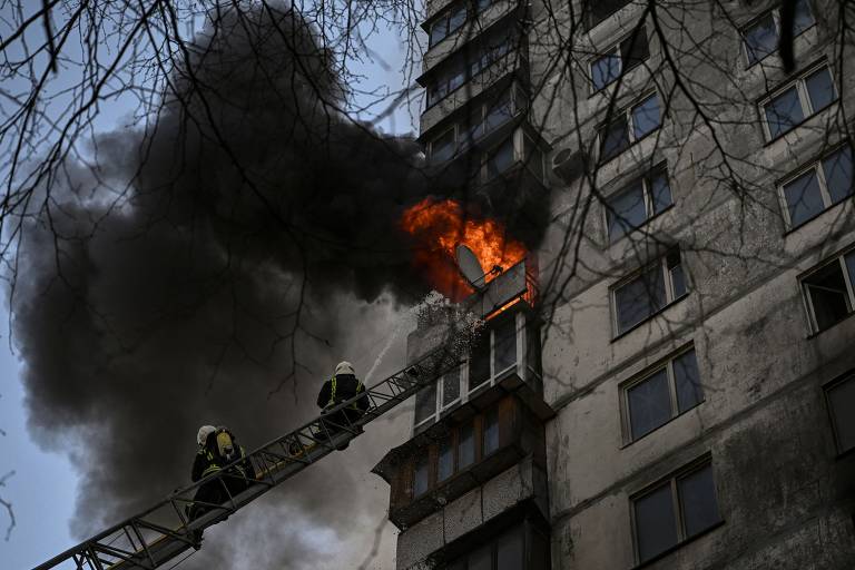 Bombeiros socorrem prédios no 20º dia da guerra na Ucrânia; veja fotos do conflito