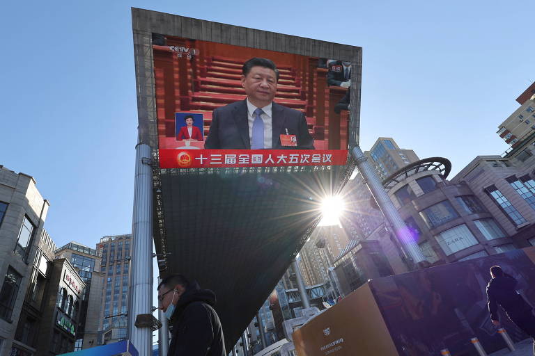 Sob ceu azul, telão transmite discurso do líder chinês, Xi JInping, em Pequim