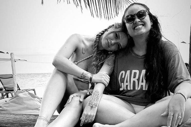 Marcela Mc Gowan e Luiza posam juntas na praia