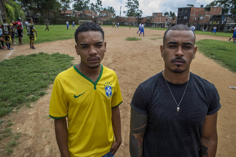 Kaique do Nascimento Mendes (de camisa da seleção) e seu advogado, Ewerton Carvalho