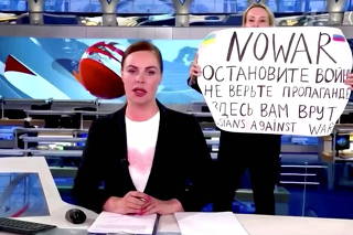 Anti-war protester disrupts live Russian state TV news, in Russia